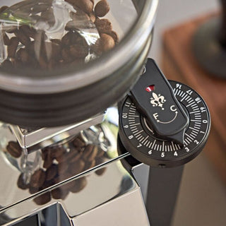 Close-up of the grind adjustment dial on the Eureka Mignon Zero AP 65 coffee grinder in black
